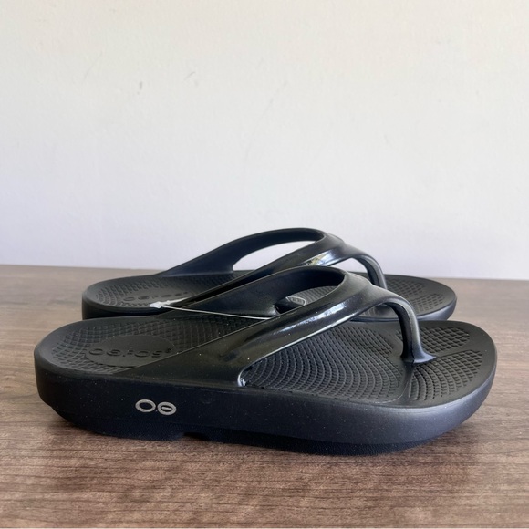 Oofos OOLaLa Women's Black Recovery Sandal Size 6 - Picture 2 of 8